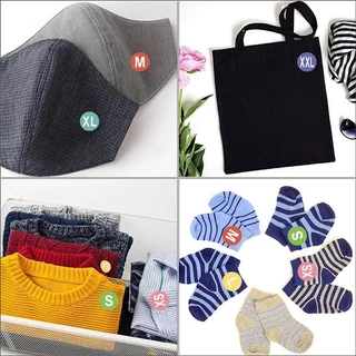 สติ๊กเกอร์ไซส์เสื้อผ้า (S-XXL) พื้นสี 100 ดวง/แผ่น ขนาด 13 มม. CLOTHING SIZE STICKERS