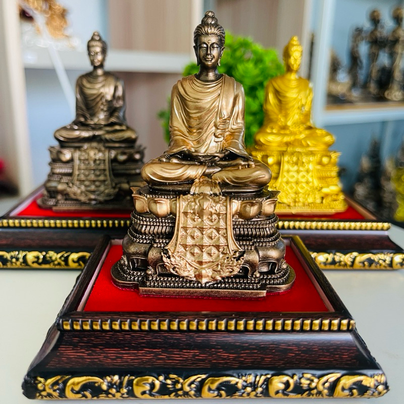 พระพุทธเจ้าปางสมาธิ (พระพุทธโคตม)ขนาดตั้งหน้ารถได้ ฐาน2นิ้ว หน้าตัก1.5นิ้ว สูง3 นิ้ว แถมฟรีฐานรองพระ