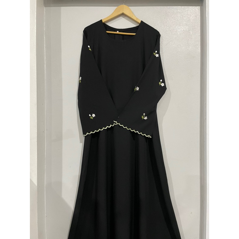 ชุดเดรรสทรงอบาย่า งานปักแขน ปักเวิร์ค เรียบหรู