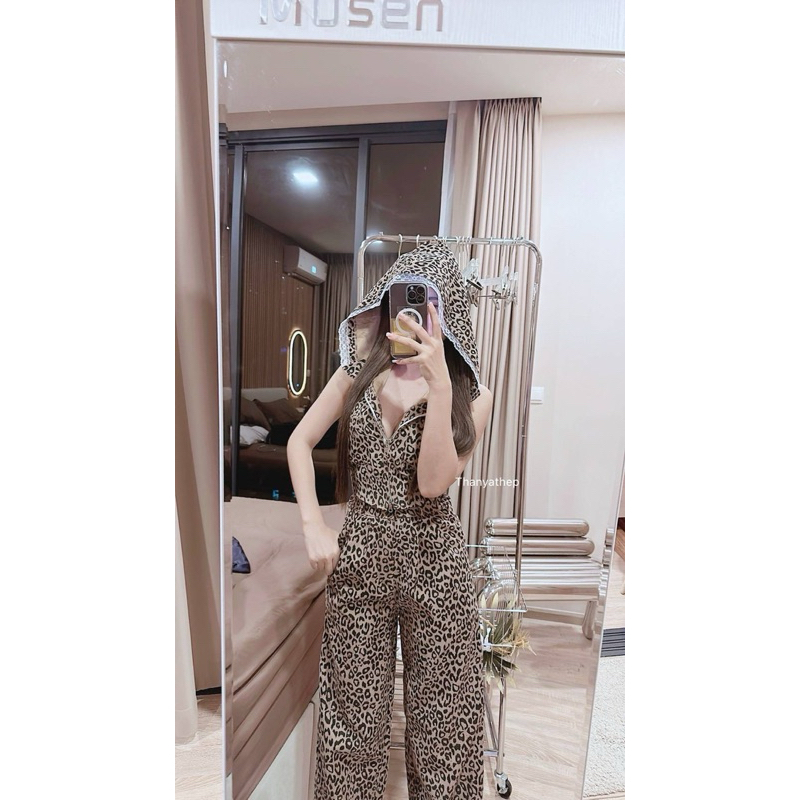 งานเซทสุดปัง กางเกงขายาวเอวสูงปรี๊ดดดด!! ซิปหน้า ทรงสวยมาก กระเป๋าข้างช่องใหญ่ใช้งานได้จริง แมทซ์กับเสื้อคอปกซิป