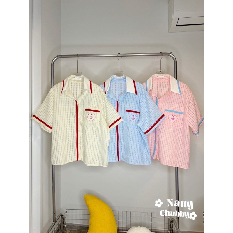 (NT) Hayday Shirt ⛳️ เสื้อเชิ้ตแต่งแถบแดงปักกระเป๋าสุดน่ารัก สาวอวบไซส์ใหญ่ (อกหน้าผ้า50) ราคา ถูกที่สุด ดีลบีเคเค แกลเลอรีภาพที่ 2