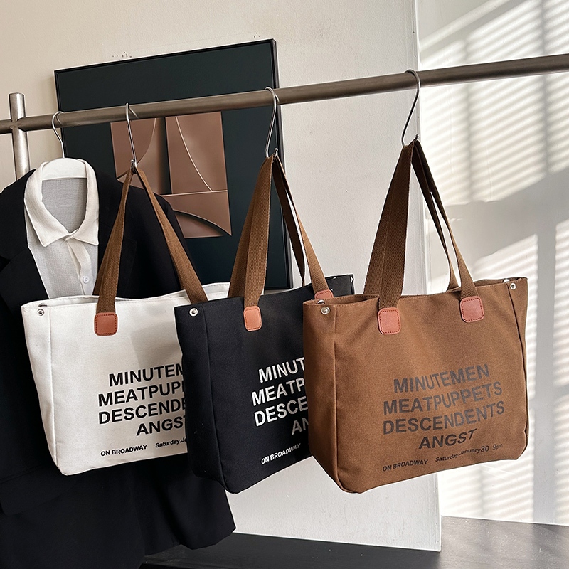 (B-1512)🔥กระเป๋าสะพายไหล่ สไตส์นี้เท่มาก แฟชั่นฤดูใบไม้ผลิ กระเป๋านาดใหญ่จุของได้เยอะรุ่นฮิต เข้ากับทุกการแต่งกาย