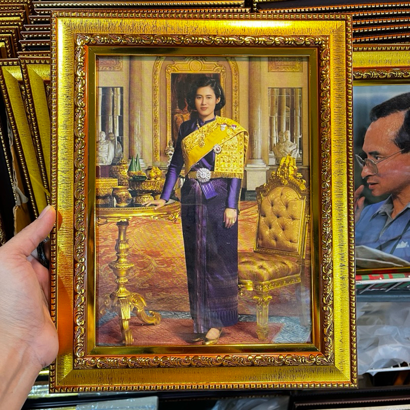กรอบรูปพร้อมภาพ พระเทพรัตนราชสุดาฯ ขนาด 26x32 ซม.วัดรวมกรอบ มีขาตั้งและที่แขวนผนัง เป็นของขวัญ ที่ระลึก สักการะบูชา