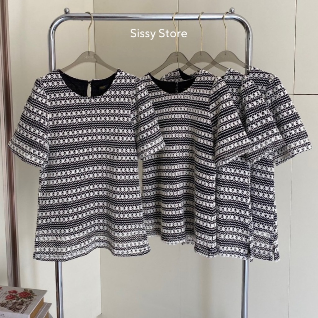R59 SISSY : เสื้อลูกไม้ แขนสั้นคอกลม แต่งปักลูกไม้ทั้งตัวโทนขาวดำ มีซับด้านในเนื้อนุ่ม ใส่สบายผิว