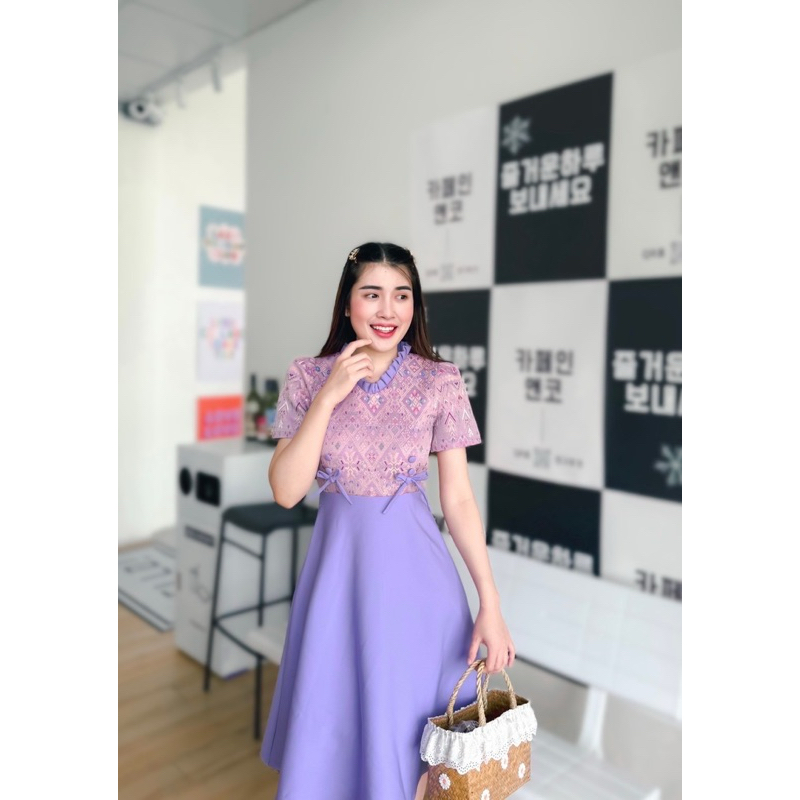 เดรสคอระบาย สีม่วงกระโปรงทรงย้วย ตัวเสื้อเป็นงานผ้าฝ้ายทอลายตัวกระโปรงเป็นงานผ้าบาร์บี้มีซับใน