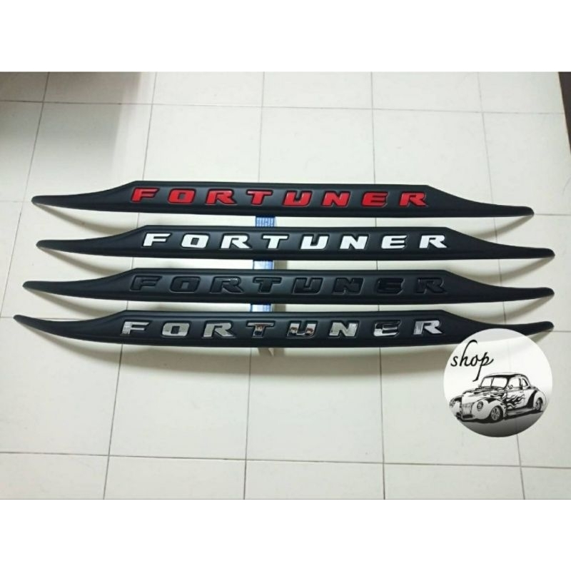 คิ้วท้าย toyota fortuner สีดำด้าน โลโก้มี 4 สี ใส่ปี 2015 - 2026