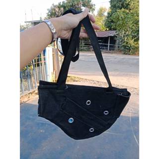 กระเป๋าไก่ต่อผ้ายีนส์ดำ มีซิปด้านบนกระเป๋าที่สามารถเปิดได้ ม…