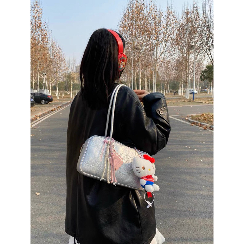 พร้อมส่ง♡ TOUTOU x Hello Kitty กระเป๋าสะพาย shoulder bag🎀 silver (ใช้โค้ดลด 30%) จากช็อปแท้💯