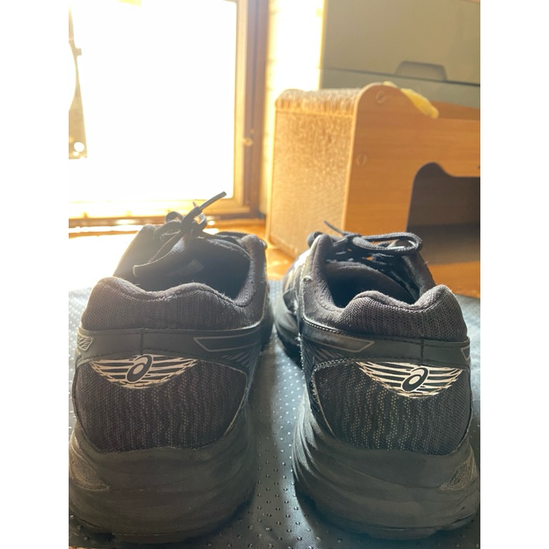 รองเท้าวิ่งสีดำAsics