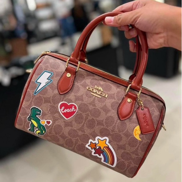 ✅🎀(สด-ผ่อน) ทรงหมอน 10 นิ้ว CZ612 ROWAN SATCHEL IN SIGNATURE CANVAS WITH STICKER PRINT
