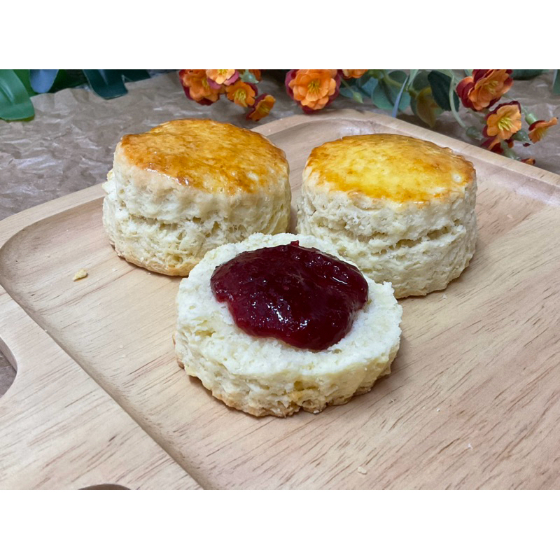Plain Scones/Biscuits สโคน  ขนาด 5.5 cm กรอบนอกนุ่มใน ใช้เนยแท้ ไม่หวานมาก พร้อมแยม 2 oz. ทำใหม่ๆ ทุกออเดอร์