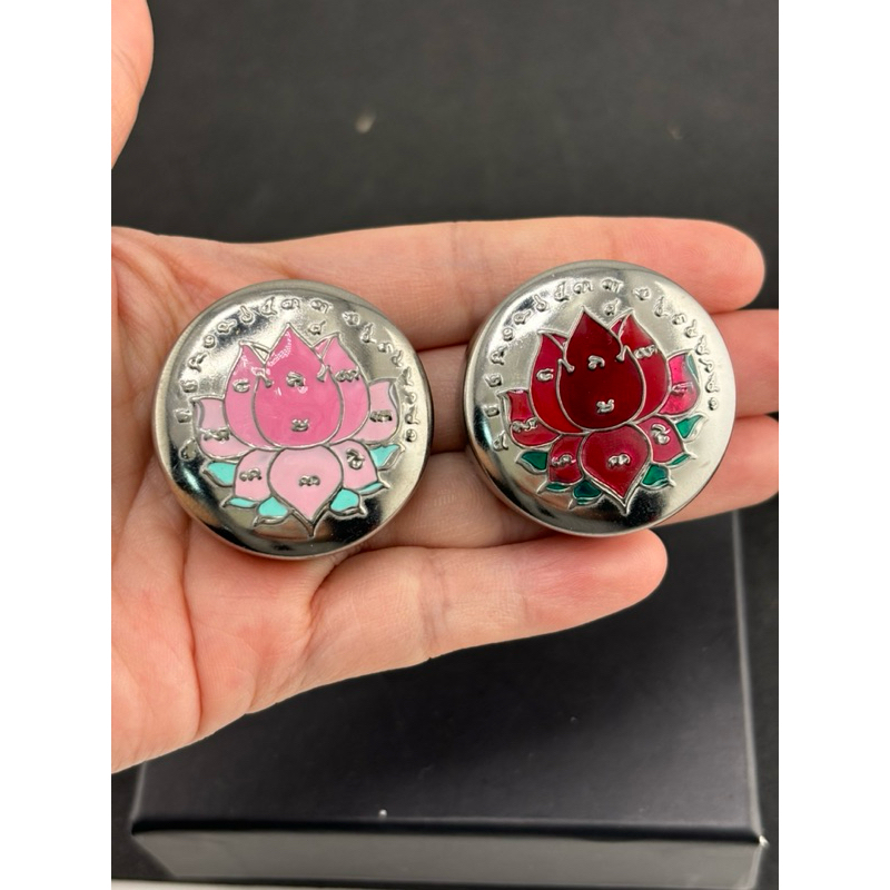 (1ใบ)ตลับสีผึ้งสแตนเลสปั้มนูนลายดอกบัวลงยา