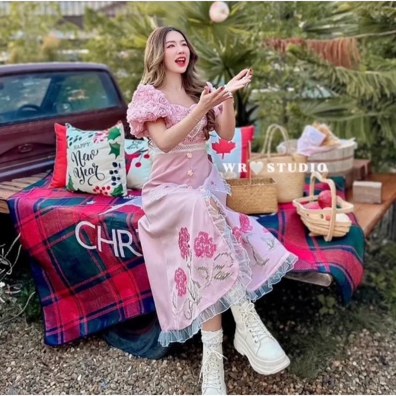 เดรสยาวสีชมพู(3D) ปักลายดอกกุหลาบ งานป้ายห้อย พร้อมส่ง (Size M)