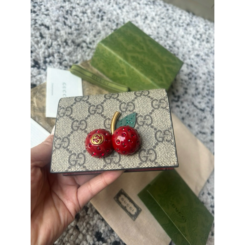 กระเป๋าตังค์หนังแท้ รุ่น limited edition Automatic GUCCI Supreme Cherry Wallet .