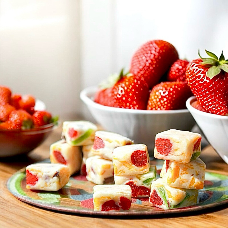 นูกัตคิวบ์ นูกัตผลไม้แบบชิ้นพอดีคำ ที่ให้เครื่องผลไม้แน่นๆ รสชาติเปรี้ยวหวานทานง่ายอร่อย