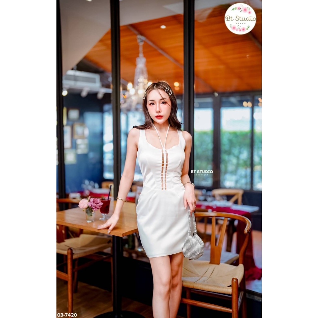 BT 03-7420 เดรสสั้นสายเดี่ยวช่วงคอแต่งสายเส้นเล็กกลางอกไปด้านหลัง ด้านหน้าแต่งแทบกุ้นช่วงอกเว้าสลับช
