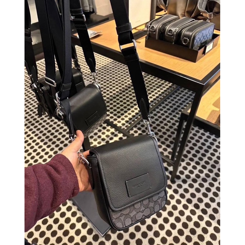 กระเป๋าสะพายผู้ชาย สไตล์มินิมอล สะพายสุดเท่ห์   CAOCH LUCAS CROSSBODY IN SIGNATURE JACQUARD  ขนาด : 