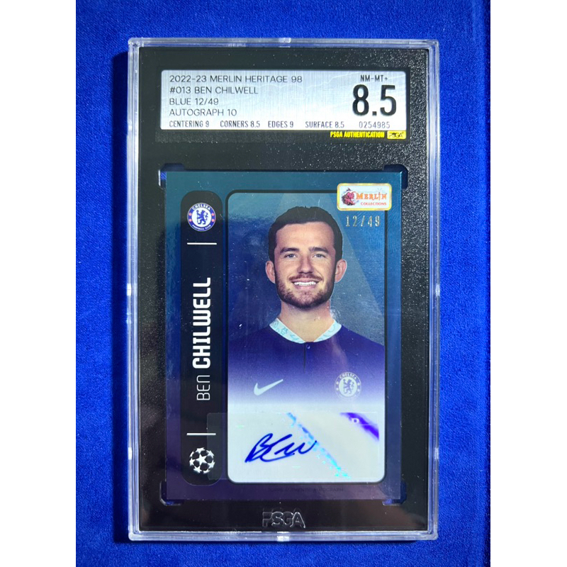 การ์ดเกรดลายเซ็นนักเตะ Ben Chilwell Topps Merlin Heritage 98 Blue 12/49 2022-23 เกรด PSGA ได้คะแนน 8