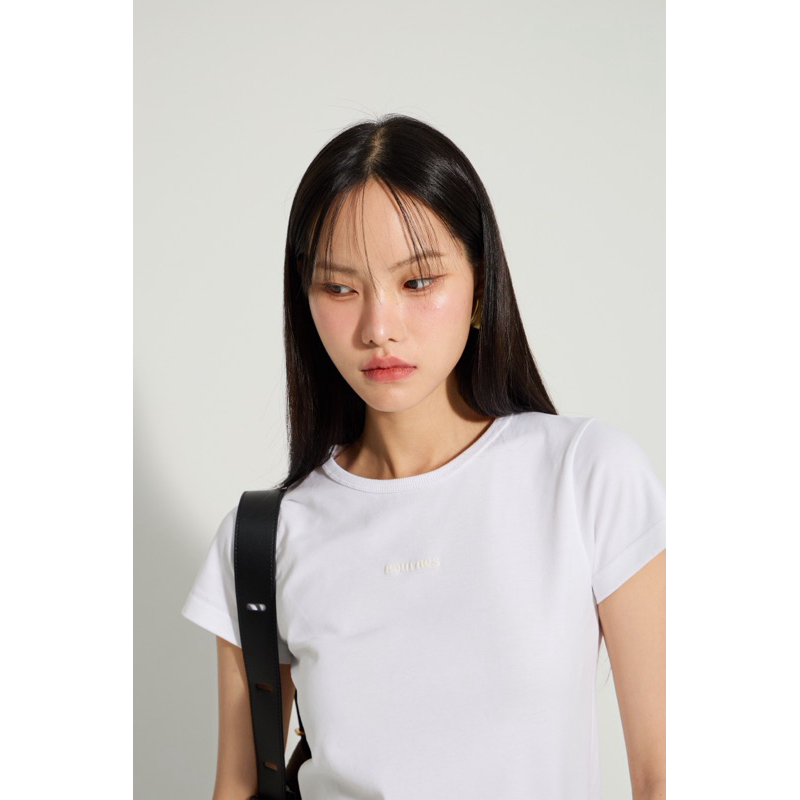 BOURNES - Emboss Logo Tee เสื้อยืดทรงพอดีตัว