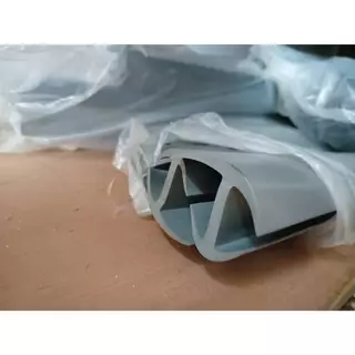 ยางขอบประตูตู้ทึบรถบรรทุก รุ่นแกนหนา 5 มม. ร่องยาง 28 มม. ยางตัว T สีเทา วัสดุ PVC กันน้ำรั่วซึม อะไหล่รถบรรทุก