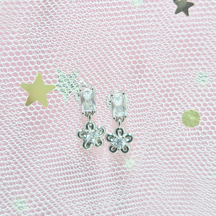 ต่างหูดอกไม้ Blossom Dew ก้านเงิน Nickel Free