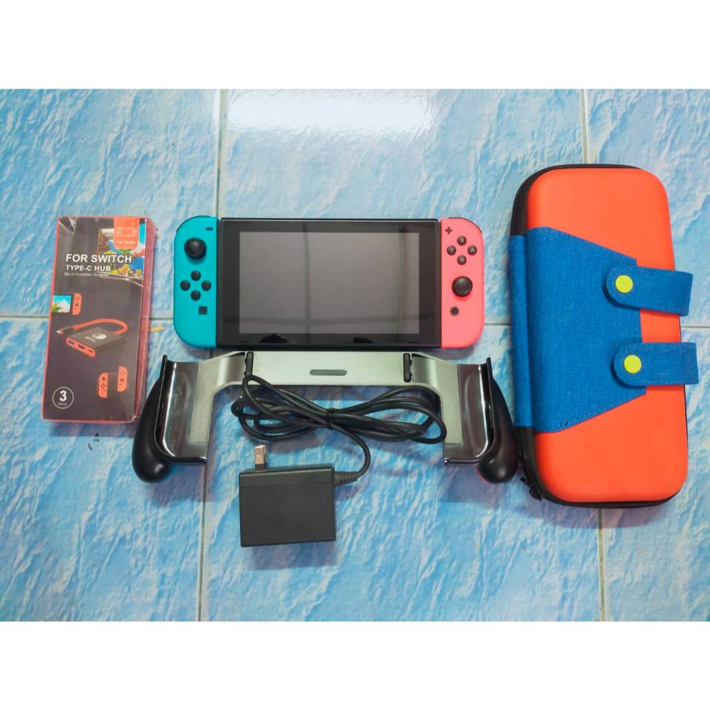 NINTENDO SWITCH V1 สภาพดี 128 GB แปลงแล้ว มี FREESHOP ให้โหลดเกมส์ฟรี มี YOUTUBE ให้ ใส่ เล่น EMULAT