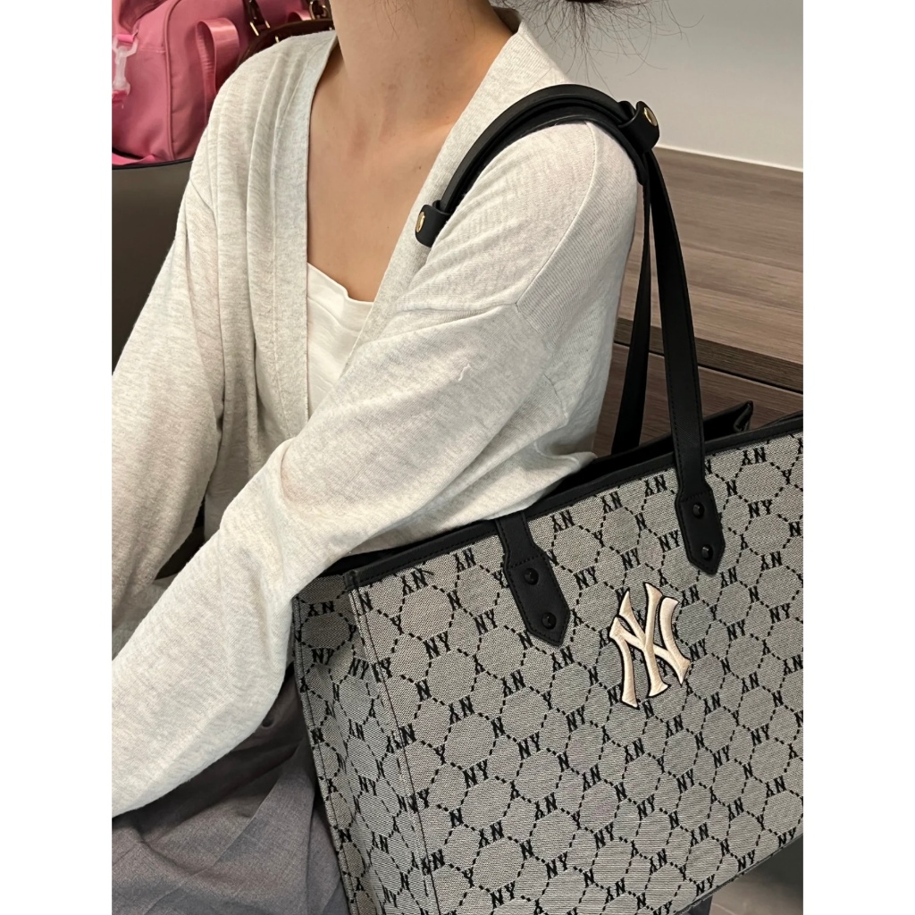New ของแท้ 💯% MLB UNISEX CURVED CAPNY NEW YORK YANKEE BAG/กระเป๋าสะพายข้าง/mlb กระเป๋า