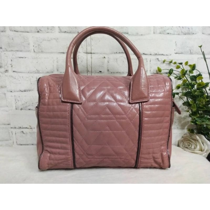 กระเป๋าหนังนวม FINN ESKER 1ช่องหลัก หลายช่องย่อย ข้าง2ช่อง เปื้อนด้านหน้านิดราคา : 790 กว้าง 13นิ้ว 