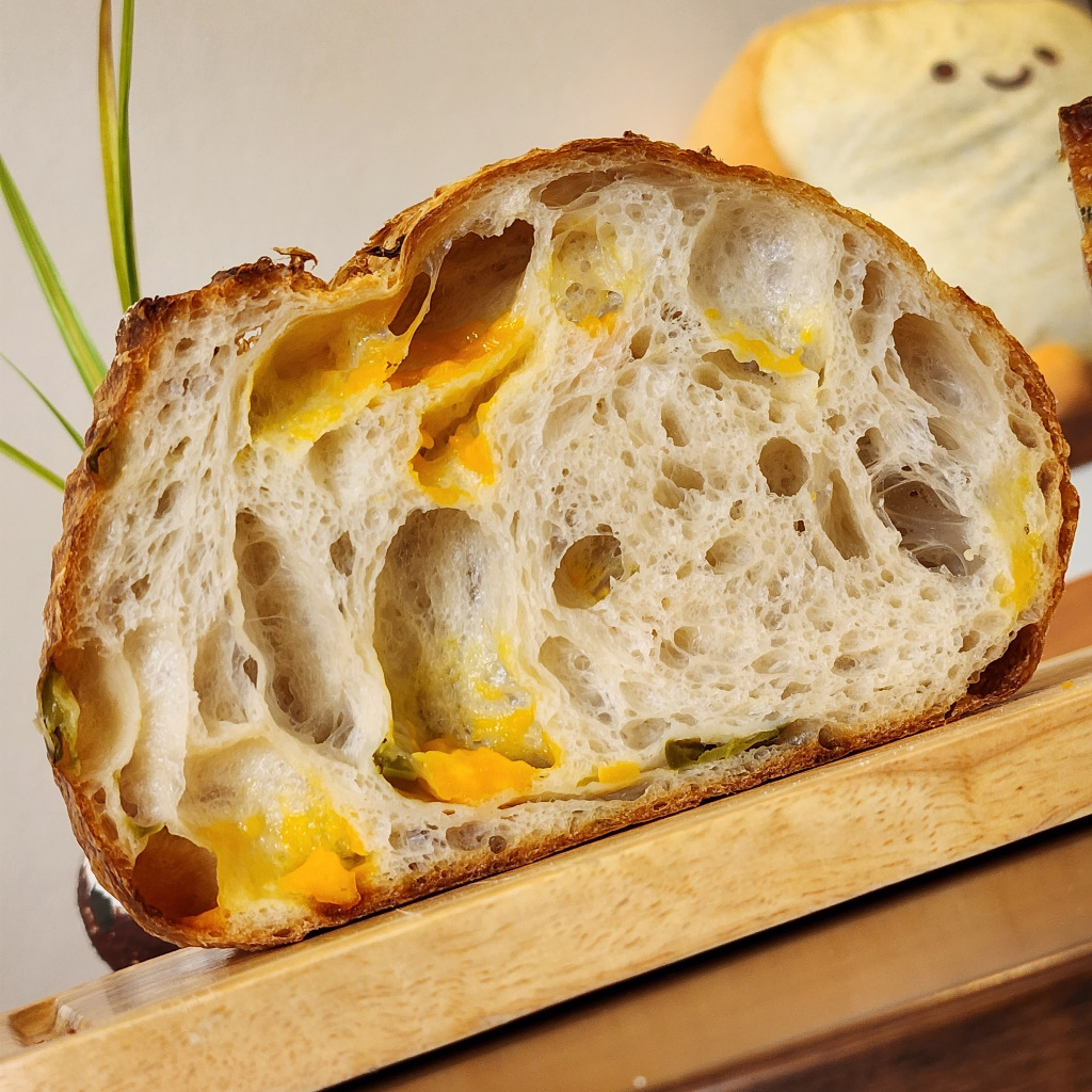 Cheddar and Jalapeno Sourdough - ขนมปังซาวร์โดเชดดาร์ชีสและพริกฮาลาพีโนดอง