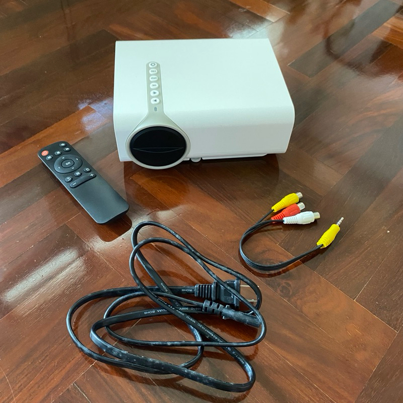 LED projector สีขาว 🥡 ต่อ wireless miroring screen ได้ มีสายเชื่อมต่อ+รีโมท สำหรับดูหนัง
