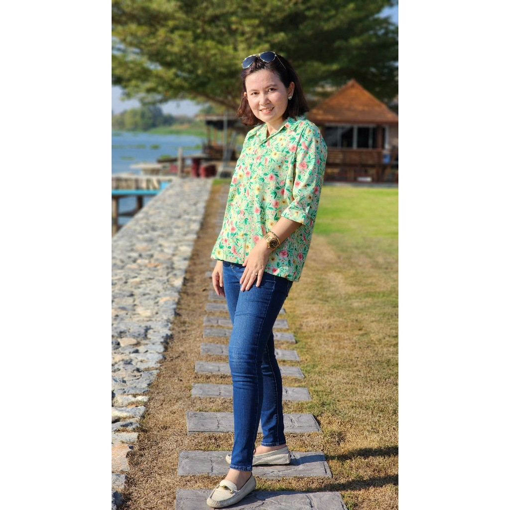 Tissara Boutique ทิศราเสื้อเชิ้ตผู้หญิง แขนสามส่วน เอวตรง ผ้าคอตตอน 100% ดอกพื้นเชียว