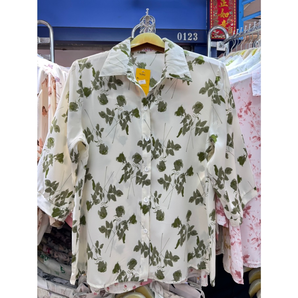 BMD6065เสื้อไหมอิตาลีคอปกพิมพ์ลายดอกกุหลาบกระดุมผ่าหน้าฟรีไฃส์34''-44''เนื้อผ้านิ่มมากๆสวมใส่สบายทรง