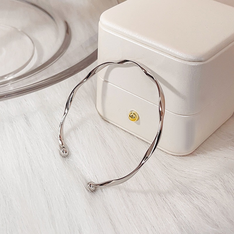 😊ของสวย ส่งไวจ้า😊🎁กำไลข้อมือแฟชั่น กำไลข้อมือลายบิดเกลียว เครื่องประดับผู้หญิง สไตล์เกาหลี พร้อมส่งจากไทย - รูปที่ 4