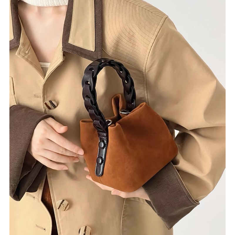 กระเป๋าถือ Bucket suede