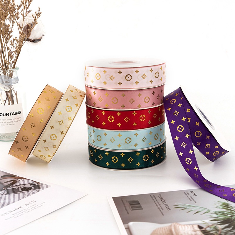 ริบบิ้นผ้าซาติน ลายดอกไม้ ขนาด 2.5 ซม. ยาว 25 หลา ( 22 เเมตร) ริบบิ้น สีสวยชัด