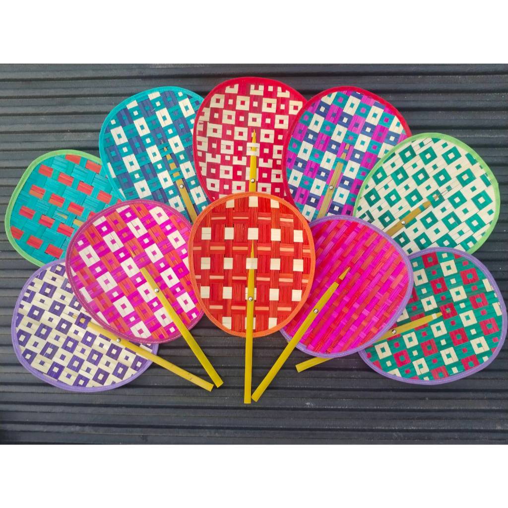 พัดสานไม้ไผ่อย่างดี ลายสก๊อต / ลายผ้าขาวม้า ขนาด 9.5 นิ้ว ลายและสีอาจเปลี่ยนแปลงได้ตลอด