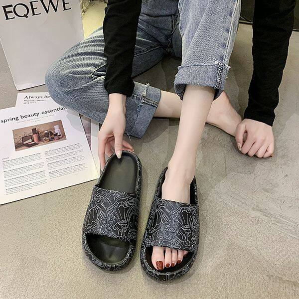 Lateye สินค้ามาใหม่พร้อมจัดส่ง รองเท้าแตะพื้นนิ่มแฟชั่น งานดี น้ำหนักเบา ใส่สบาย ดีไซน์ลายกราฟฟิคสุดเท่ พร้อมส่งให้เ