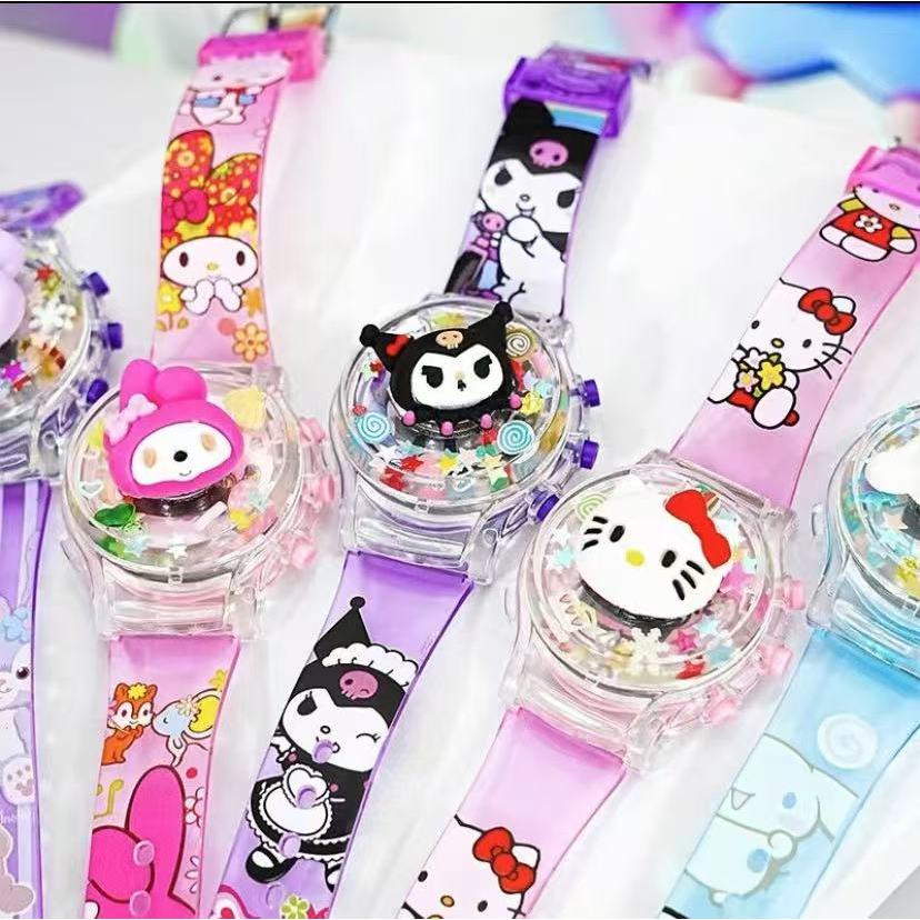 SANRIO นาฬิกา ซานริโอ คุโรมิ พร้อมกล่องของขวัญ สำหรับเด็กผู้หญิงหมุนเรืองแสงเพลงนาฬิกาที่มีสีสันกระ พริบเด็ก นำ นาฬิกาสำ