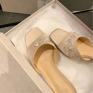 Daisy Velvet รองเท้าส้นสูงผ้าซาตินทรงสวมดีเทลปลายส้นดอกไม้ 2.5 นิ้ว คอมพลีทลุคหวานฉ่ำ ชวนมอง คุณหนูเกาหลีละมุนๆ P09