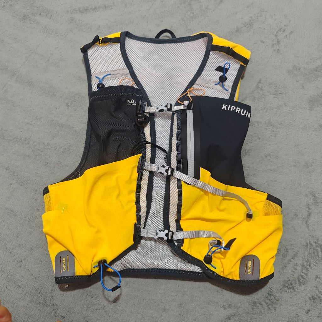 กระเป๋าเป้น้ำ ถุงใส่น้ำ เป้วิ่งเทรล KIPRUN 10L มือสองของแท้ สะพายหลัง สีเหลือง สินค้าพร้อมส่ง