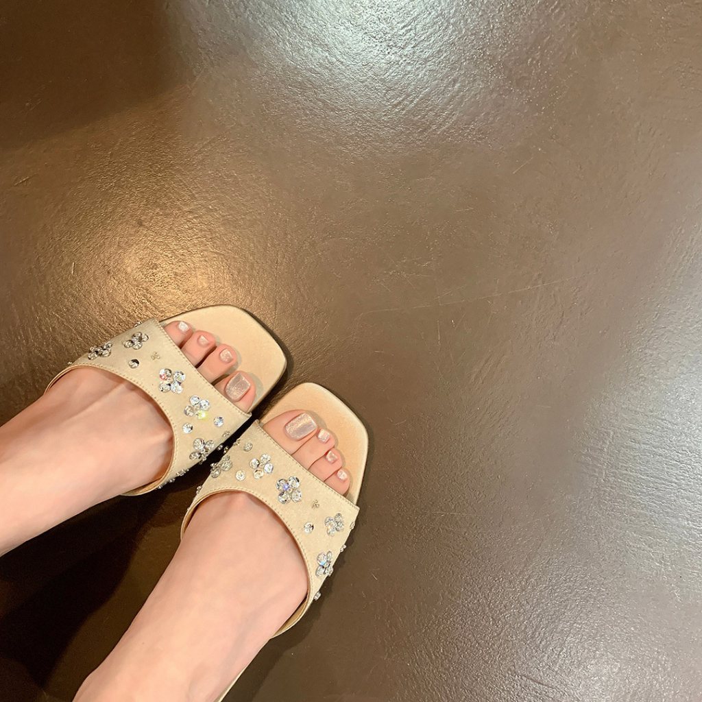 รองเท้าส้นทรงดอกไม้ 2.5 นิ้ว พร้อมจัดส่ง 34-39 ประดับเพชรกลม เนื้อผ้ายืดหยุ่นระบายอากาศดีมาก ทรงเรียบหรูใส่ทำงานได้ *P09