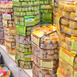 คุกกี้สิงคโปร์ มีให้เลือกหลายรส คุกกี้ หอม หวาน อร่อย ขนาด 220 กรัม และขนมกลีบลำดวน 190 กรัม ส่ง