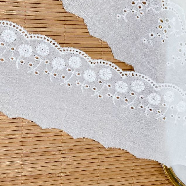 Macraft ลูกไม้ตกแต่งเสื้อผ้า ผ้าคอตตอน ปักลาย สีขาวออฟไวต์ ชายกระโปรง CTA 06