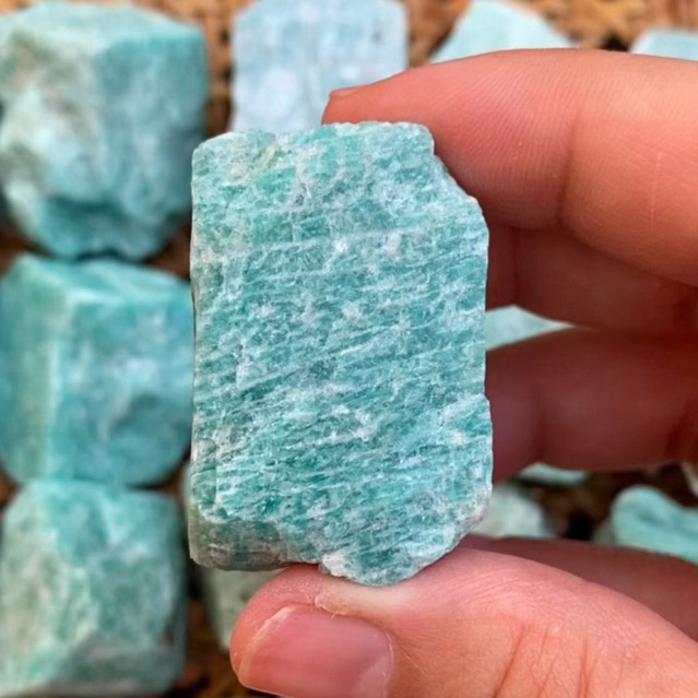 Amazonite อะมาโซไนต์ก้อนดิบ สวย น่ารักมาก เป็นหินเเห่งความหวัง ความกล้าหาญ ความโชคดี ความอุดมสมบูรณ์ ช่วยสร้างความมั่นใจ