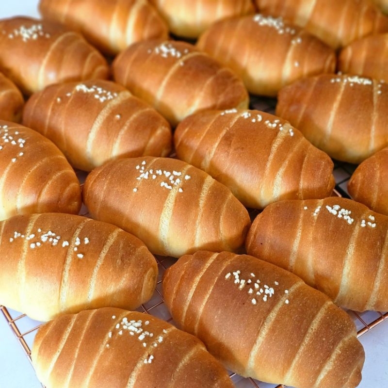 ขนมปังเกลือ Shio pan (Salted butter roll) เนื้อเหนียว นุ่ม หอมฉ่ำเนยฝรั่งเศส อบก่อนทาน กรอบนอกนุ่มใน