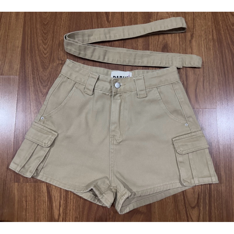 กางเกงขาสั้นยีนส์คาโก้สีกากีมีสายเข็มขัดให้ด้วย งานป้ายDARIM JEANS (ใส่แค้มปิ้งครั้งเดียว)