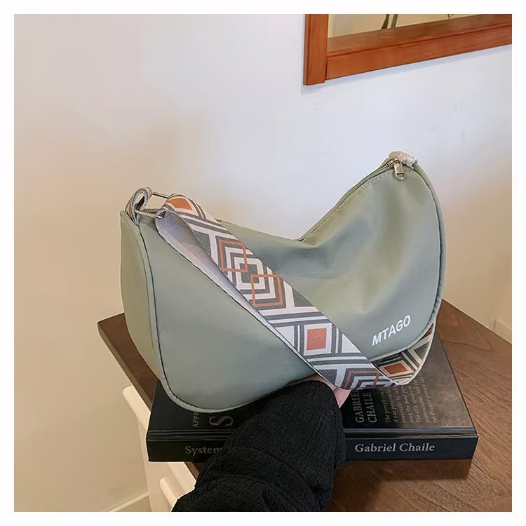 (B-1560)🔥กระเป๋าสะพายข้าง สไตล์วินเทจคลาสสิค สไตส์นี้เท่มาก เรียบง่าย กระเป๋านาดใหญ่จุของได้เยอะ แฟชั่นมาใหม่ MTAGO