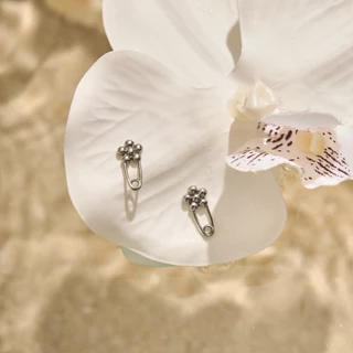 earika.earrings - primrose clip stud ต่างหูรูปคลิปดอกไม้วัสดุสแตนเลส (stainless steel) ใส่อาบน้ำได้ เหมาะสำหรับคนแพ้ง่าย
