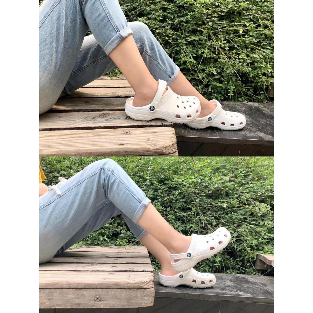 【พร้อมส่ง ของแท้ 100%】รองเท้า ลำลองแฟชั่น สไตล์ Crocs Classic Clog แจกตัวติดรองเท้า [พร้อมส่ง]