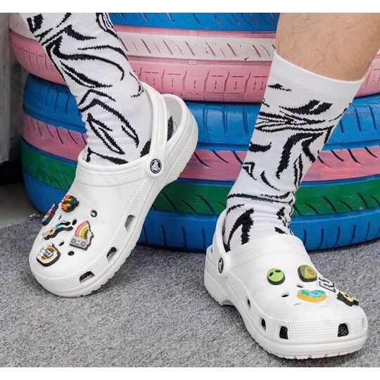 【พร้อมส่ง ของแท้ 100%】รองเท้า ลำลองแฟชั่น สไตล์ Crocs Classic Clog แจกตัวติดรองเท้า [พร้อมส่ง]